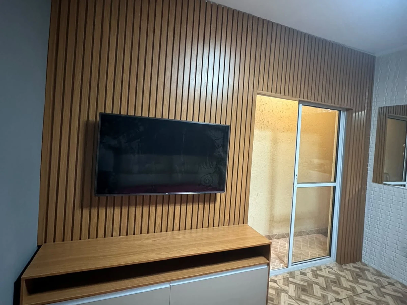 Sala e living: Painel de TV, rack e estante.
